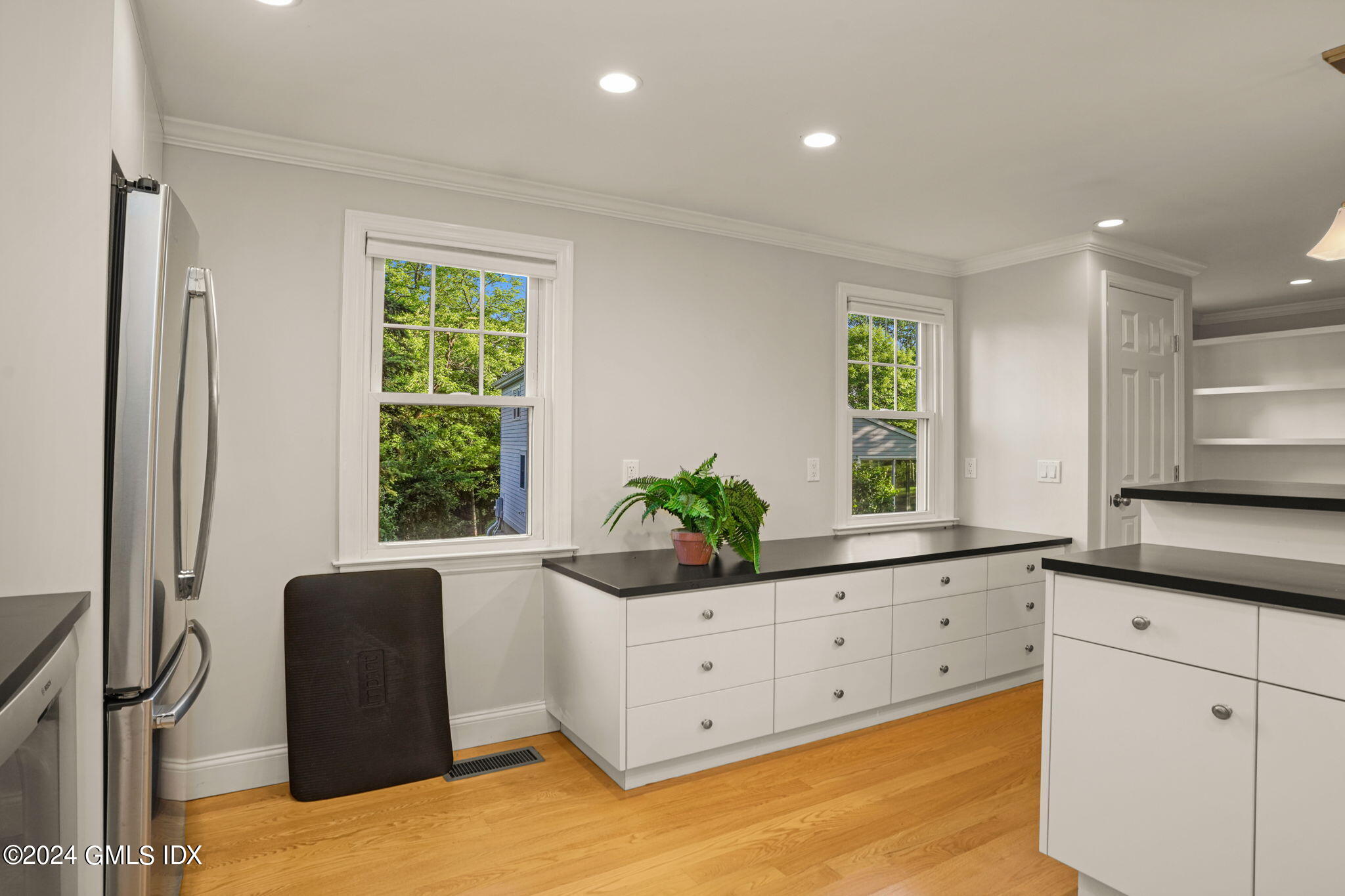 429 Round Hill Road, Unit 2B Greenwich, CT 06831 - Photo 11 of 30 11-web-or-mls-429-round-hill-rd