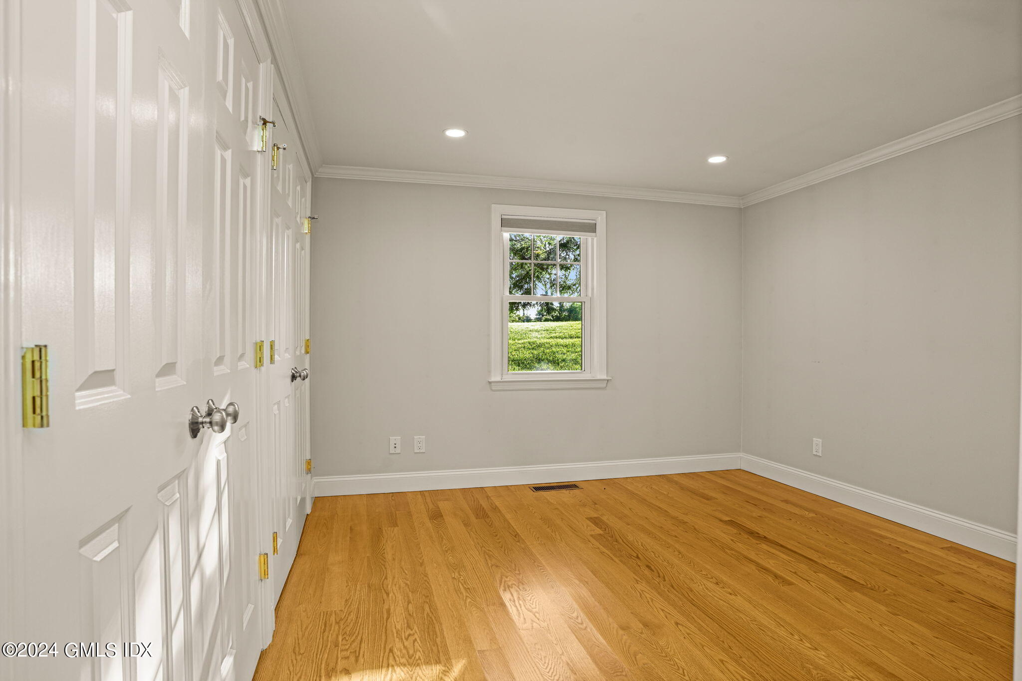 429 Round Hill Road, Unit 2B Greenwich, CT 06831 - Photo 12 of 30 12-web-or-mls-429-round-hill-rd