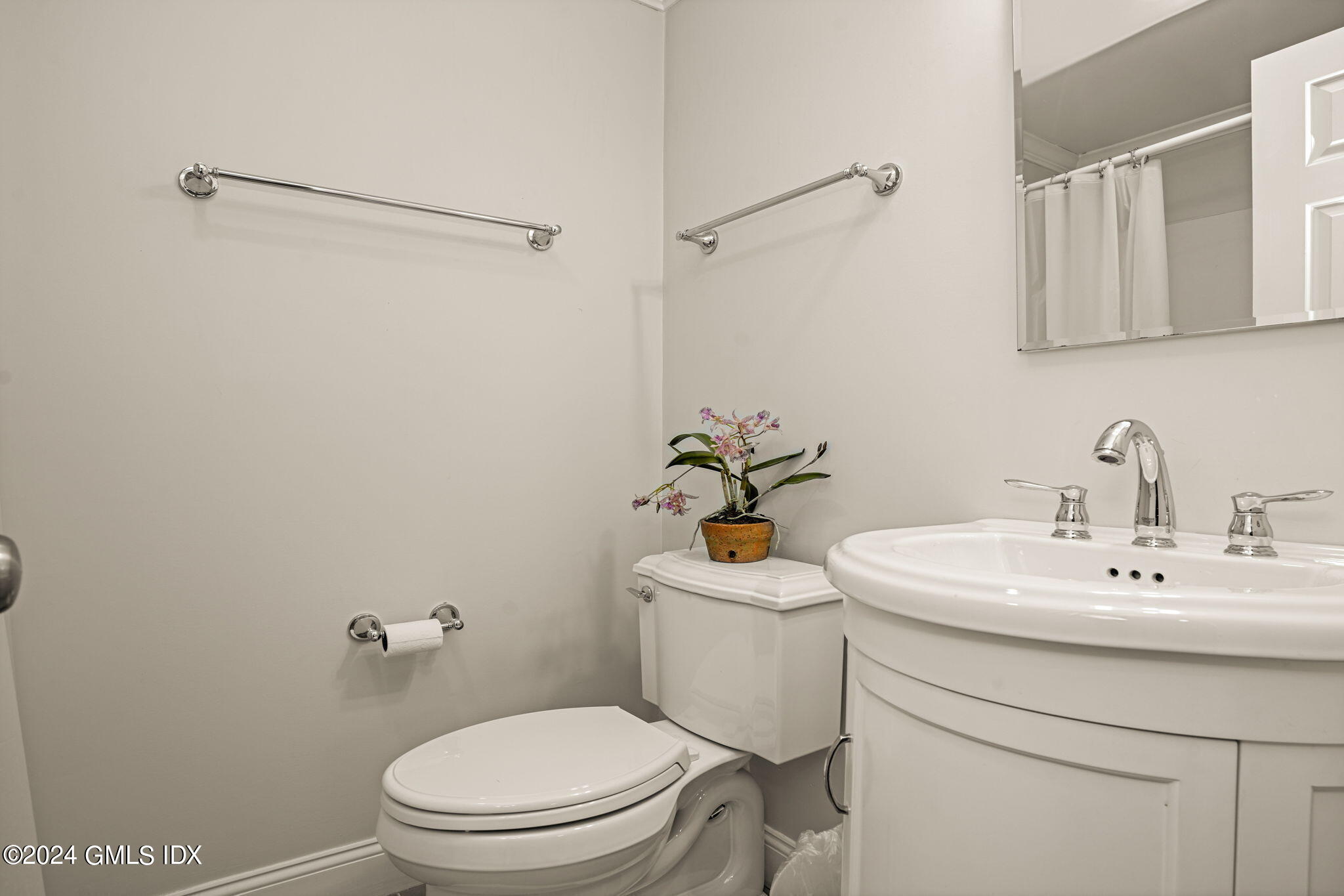 429 Round Hill Road, Unit 2B Greenwich, CT 06831 - Photo 15 of 30 15-web-or-mls-429-round-hill-rd