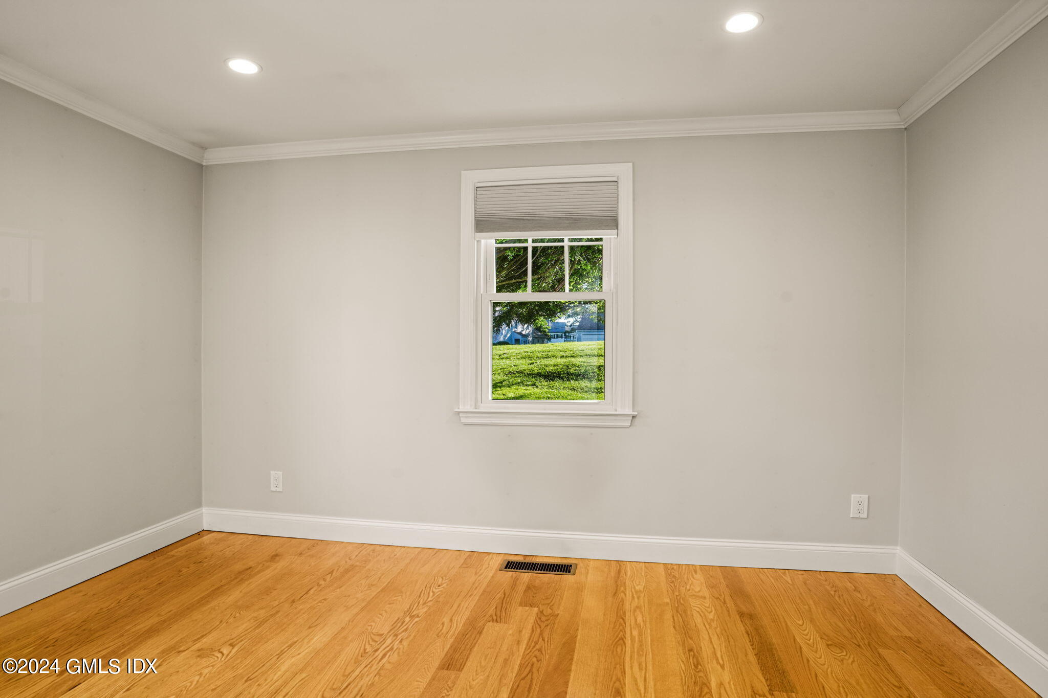 429 Round Hill Road, Unit 2B Greenwich, CT 06831 - Photo 16 of 30 16-web-or-mls-429-round-hill-rd
