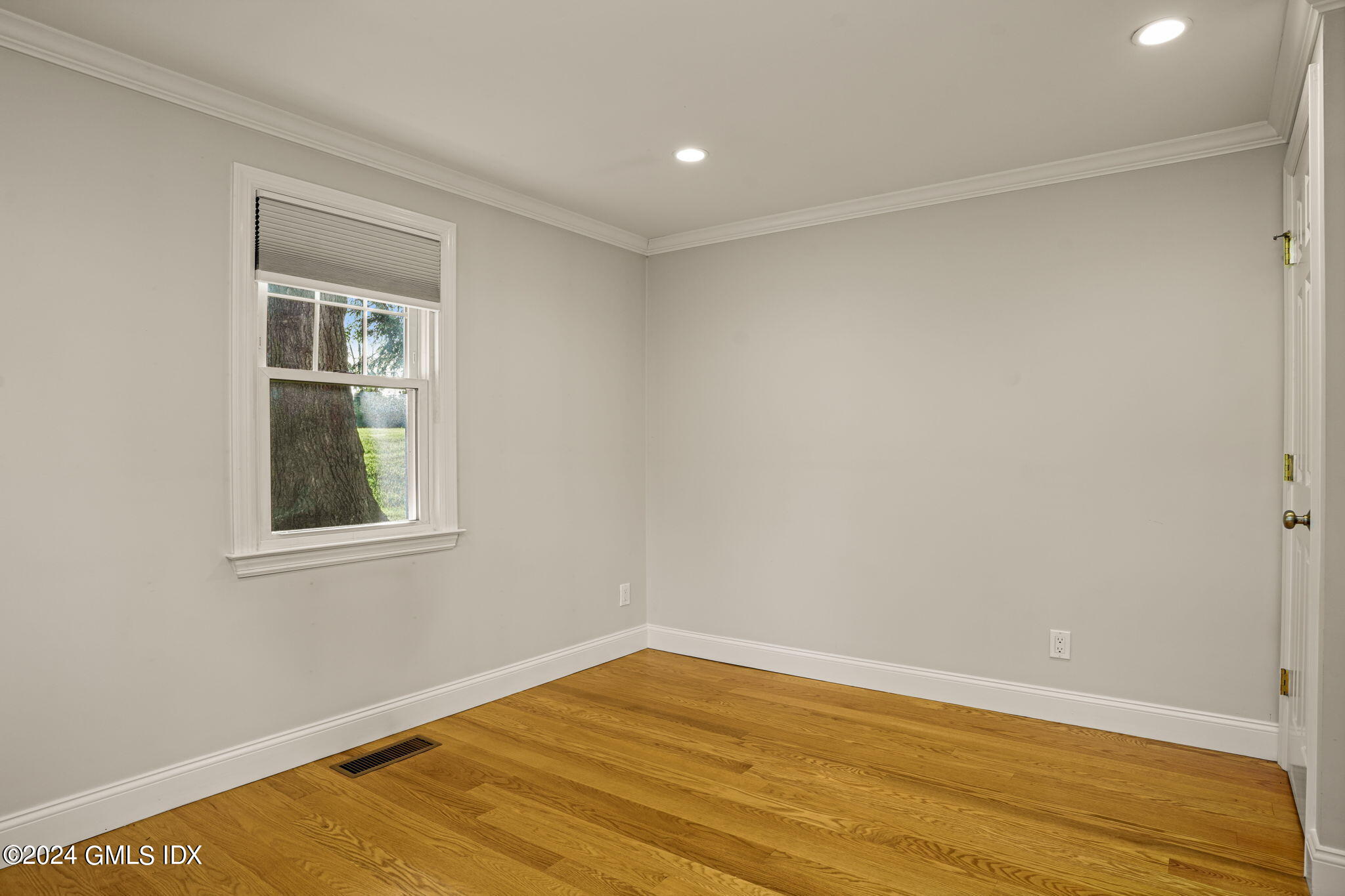 429 Round Hill Road, Unit 2B Greenwich, CT 06831 - Photo 19 of 30 19-web-or-mls-429-round-hill-rd