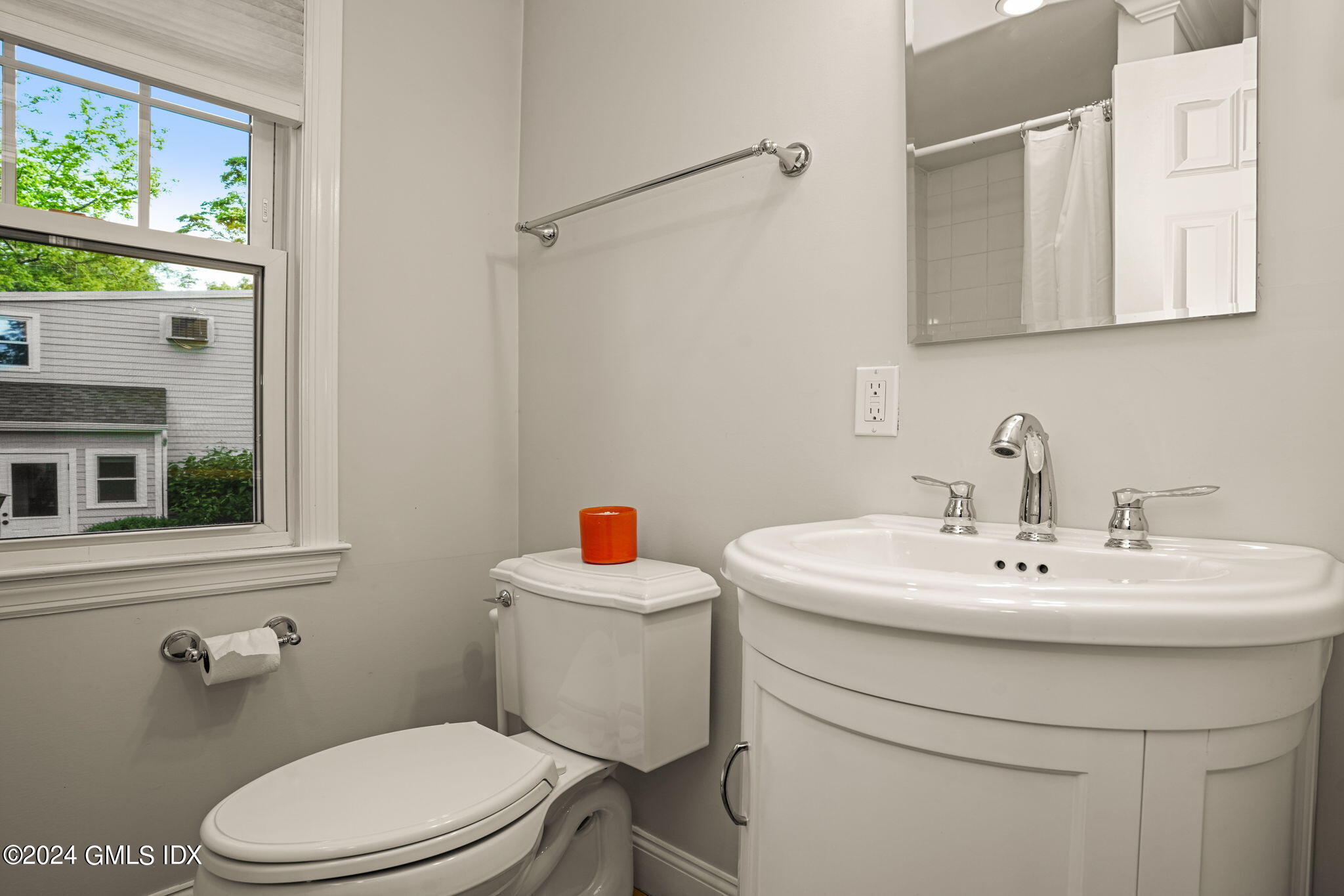 429 Round Hill Road, Unit 2B Greenwich, CT 06831 - Photo 20 of 30 20-web-or-mls-429-round-hill-rd