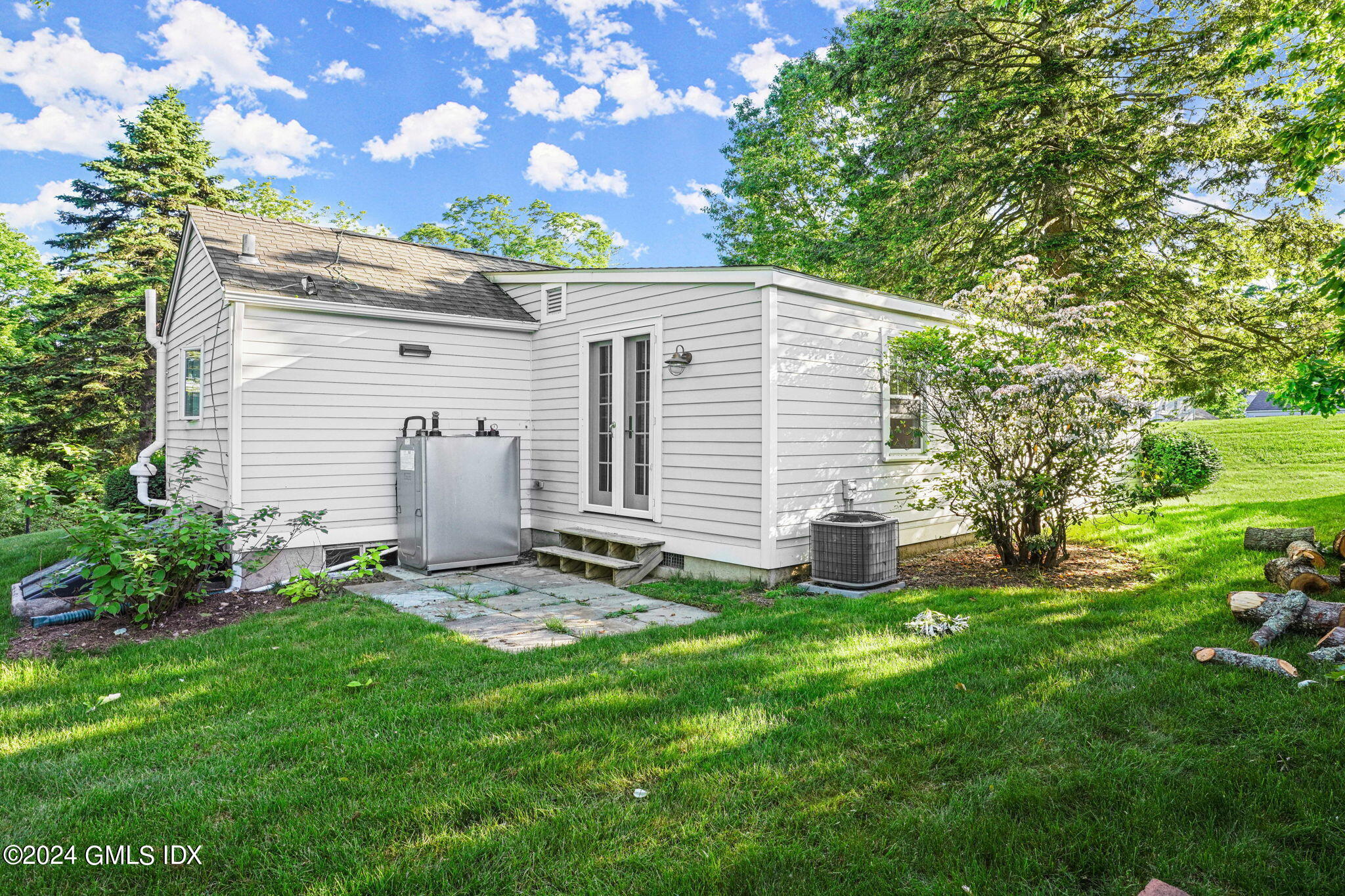 429 Round Hill Road, Unit 2B Greenwich, CT 06831 - Photo 23 of 30 23-web-or-mls-429-round-hill-rd