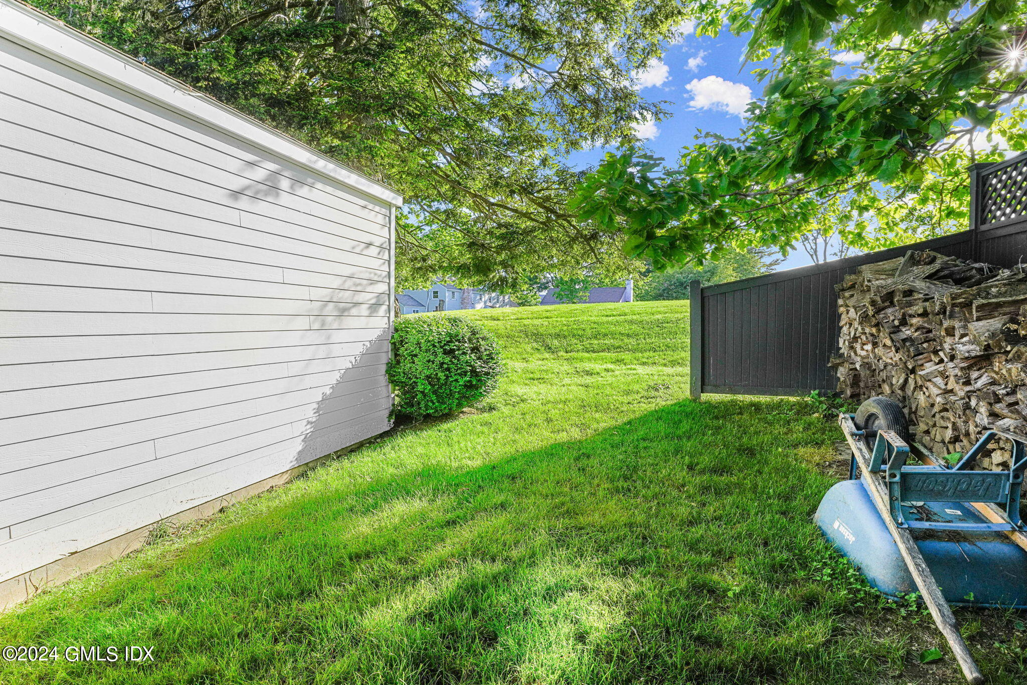 429 Round Hill Road, Unit 2B Greenwich, CT 06831 - Photo 25 of 30 25-web-or-mls-429-round-hill-rd