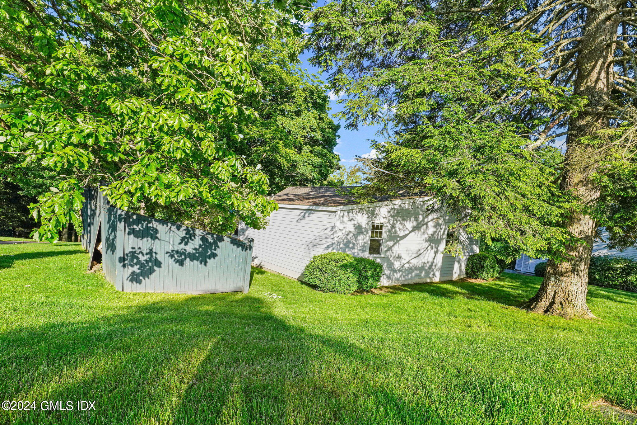 429 Round Hill Road, Unit 2B Greenwich, CT 06831 - Photo 26 of 30 26-web-or-mls-429-round-hill-rd