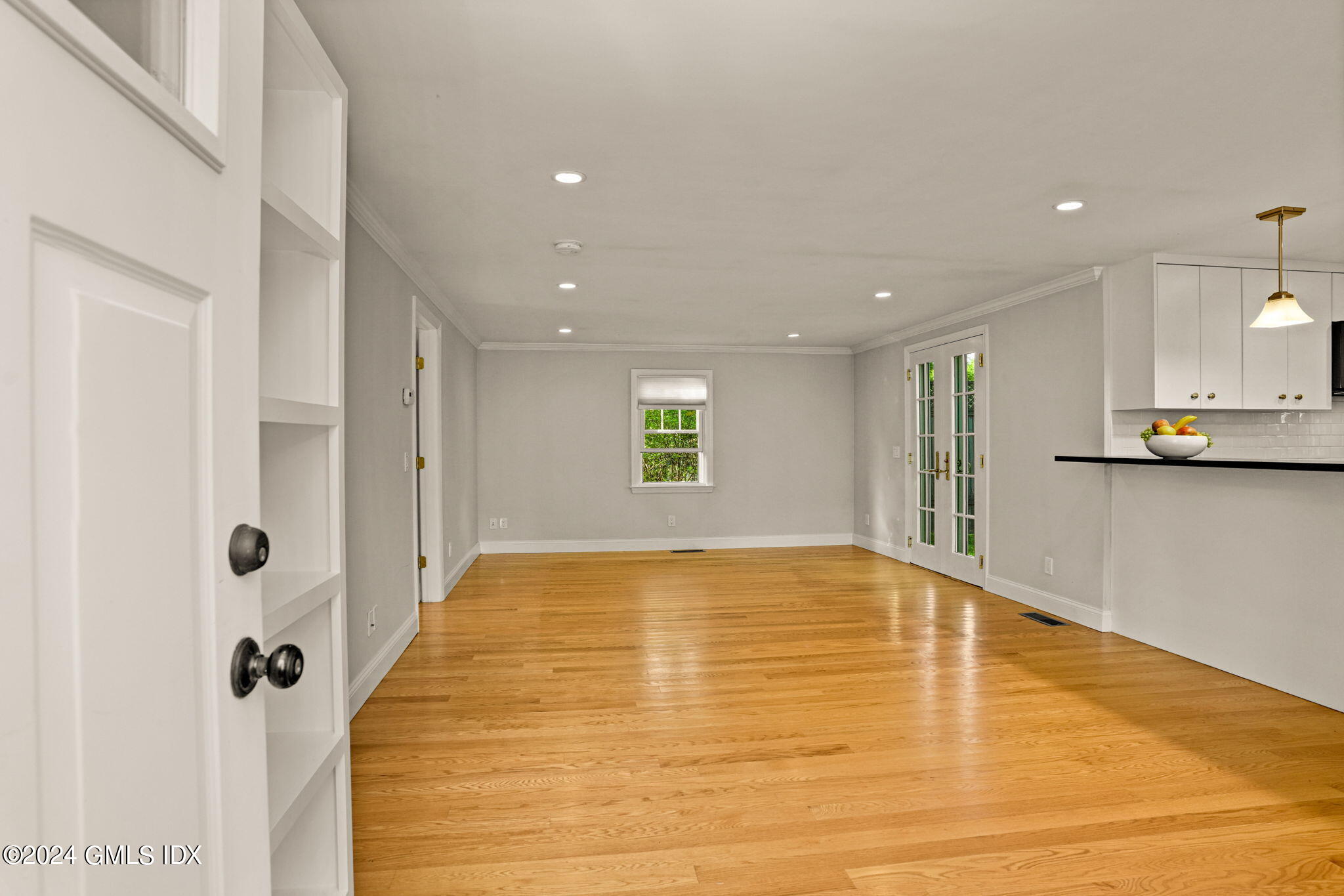 429 Round Hill Road, Unit 2B Greenwich, CT 06831 - Photo 3 of 30 3-web-or-mls-429-round-hill-rd