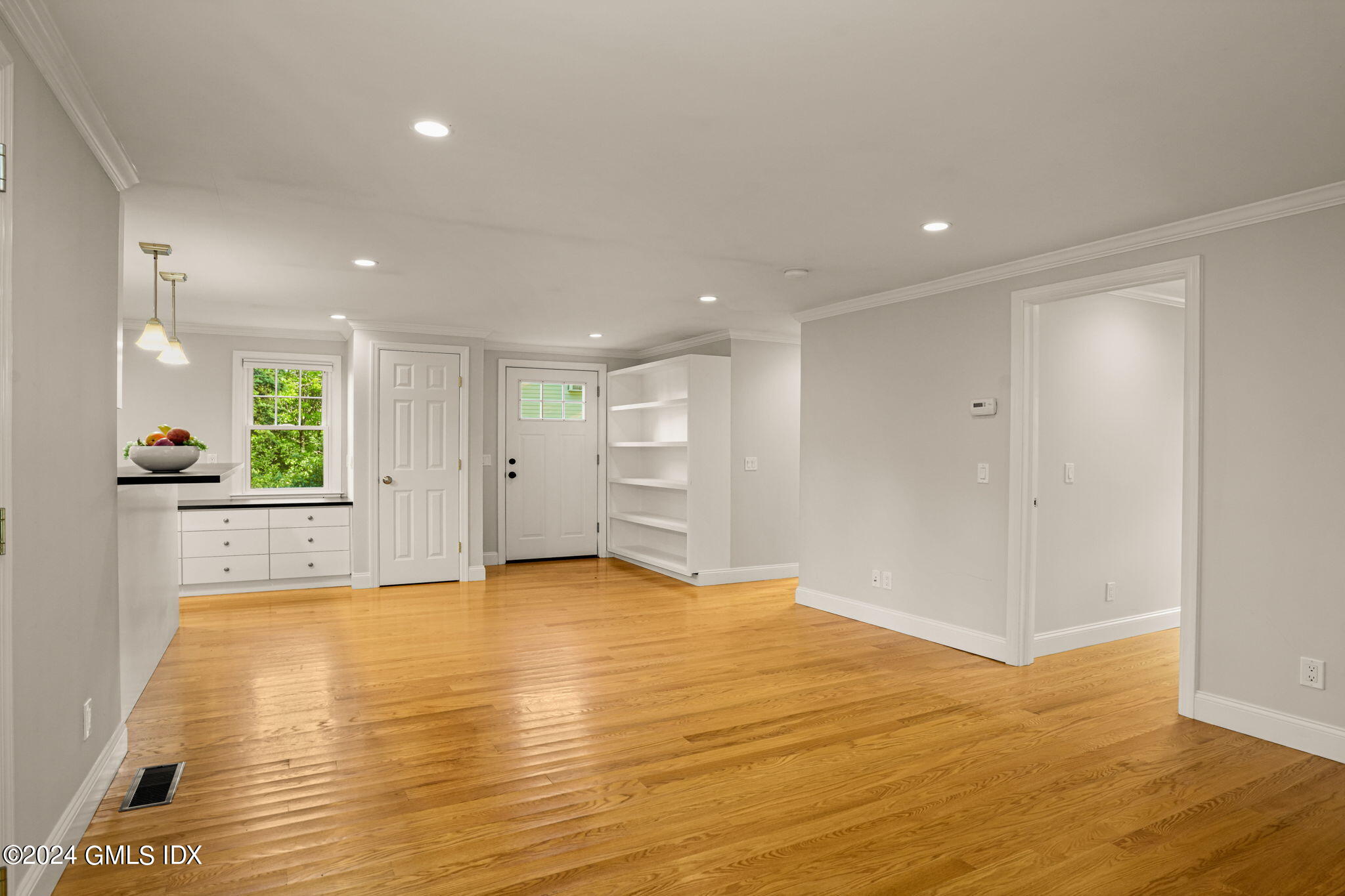 429 Round Hill Road, Unit 2B Greenwich, CT 06831 - Photo 6 of 30 6-web-or-mls-429-round-hill-rd