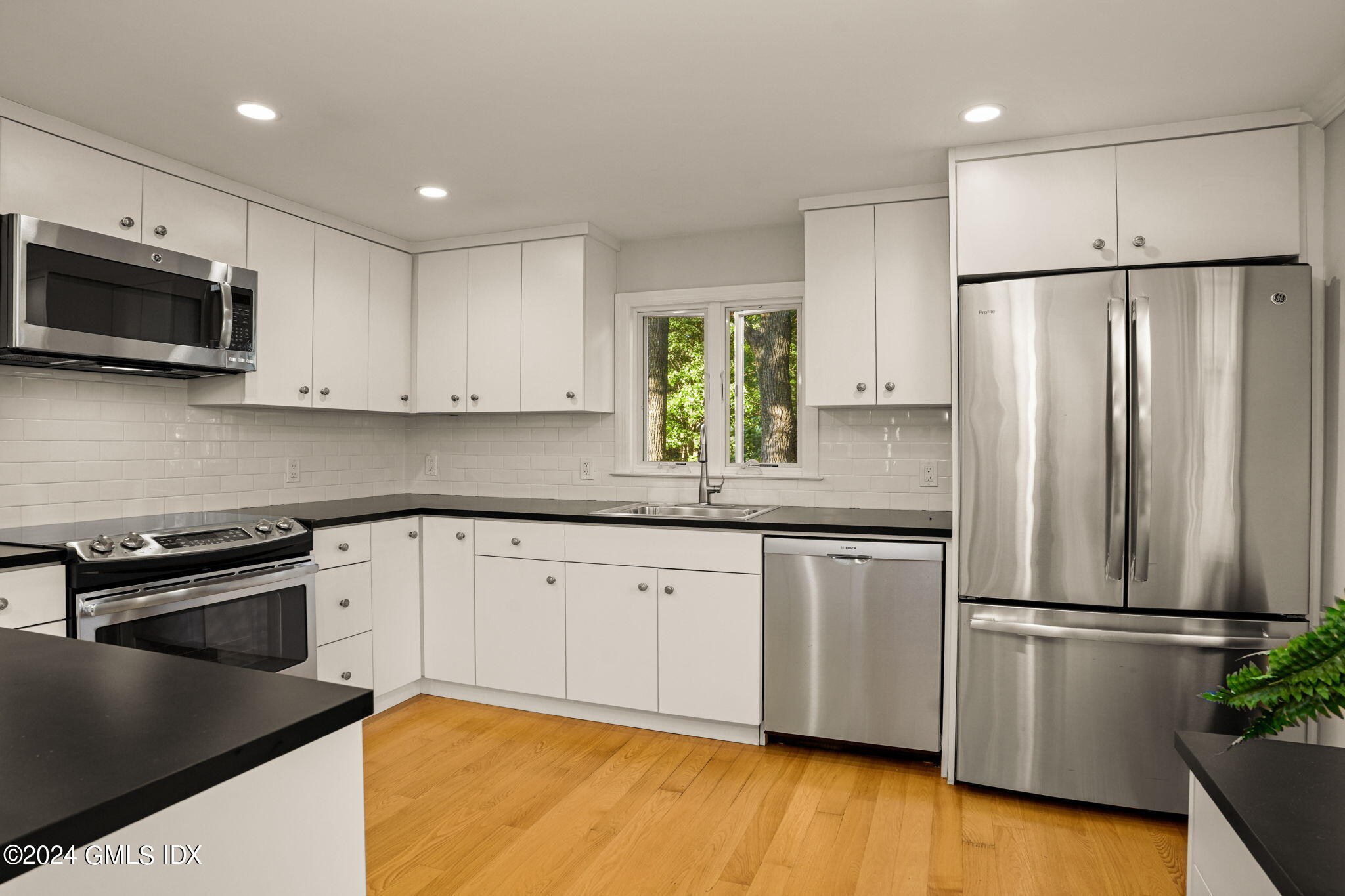 429 Round Hill Road, Unit 2B Greenwich, CT 06831 - Photo 8 of 30 8-web-or-mls-429-round-hill-rd