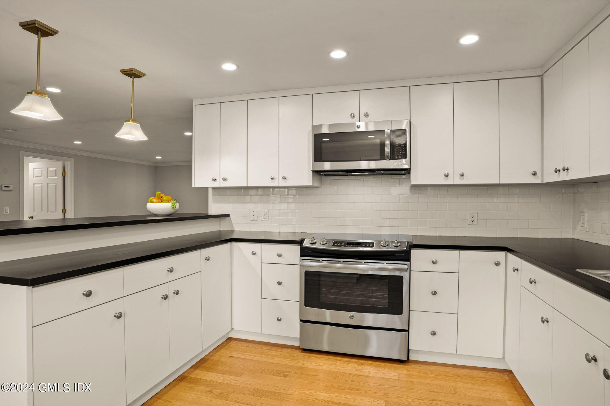 429 Round Hill Road, Unit 2B Greenwich, CT 06831 - Photo 9 of 30 9-web-or-mls-429-round-hill-rd