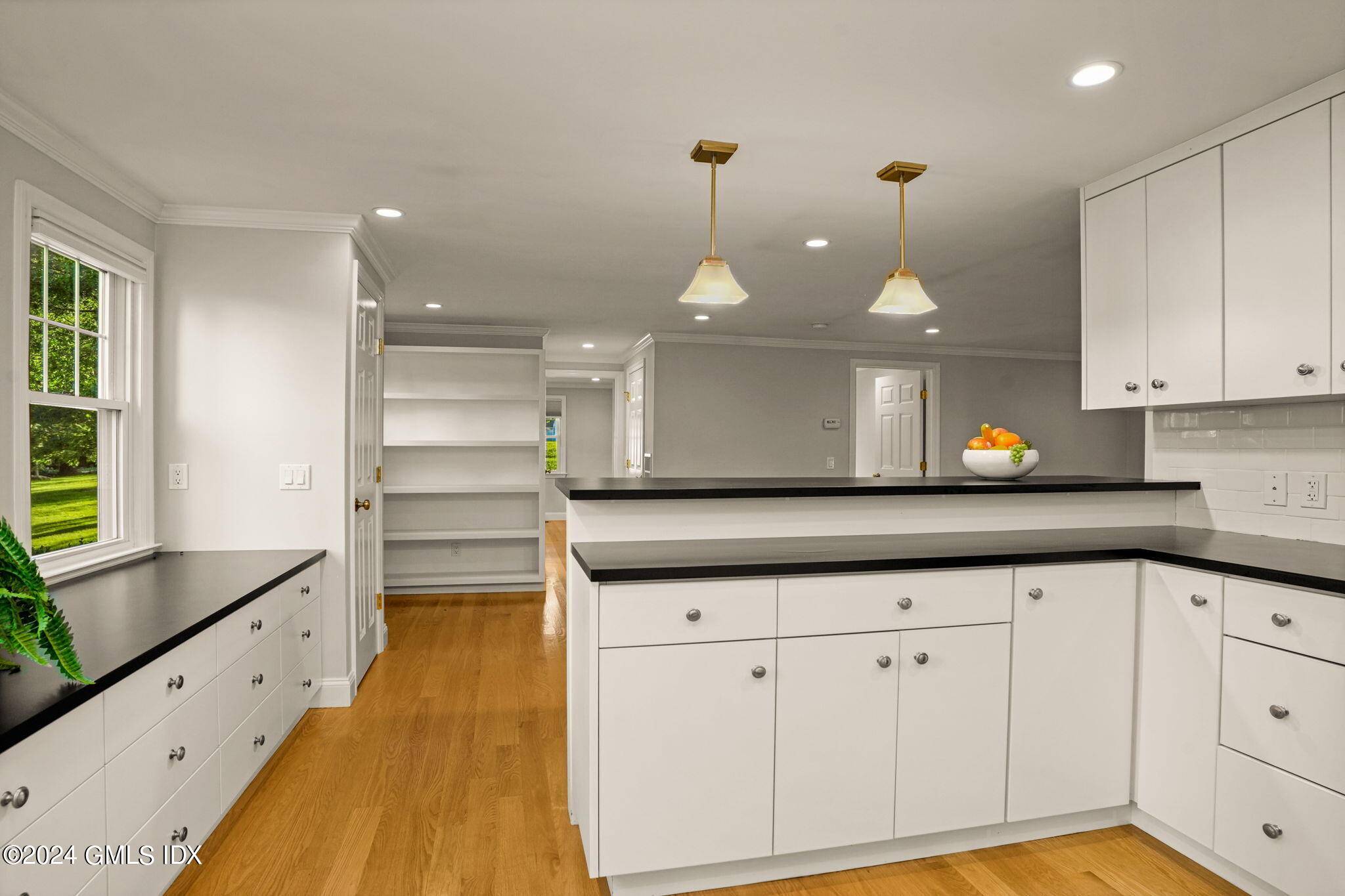 429 Round Hill Road, Unit 2B Greenwich, CT 06831 - Photo 10 of 30 10-web-or-mls-429-round-hill-rd