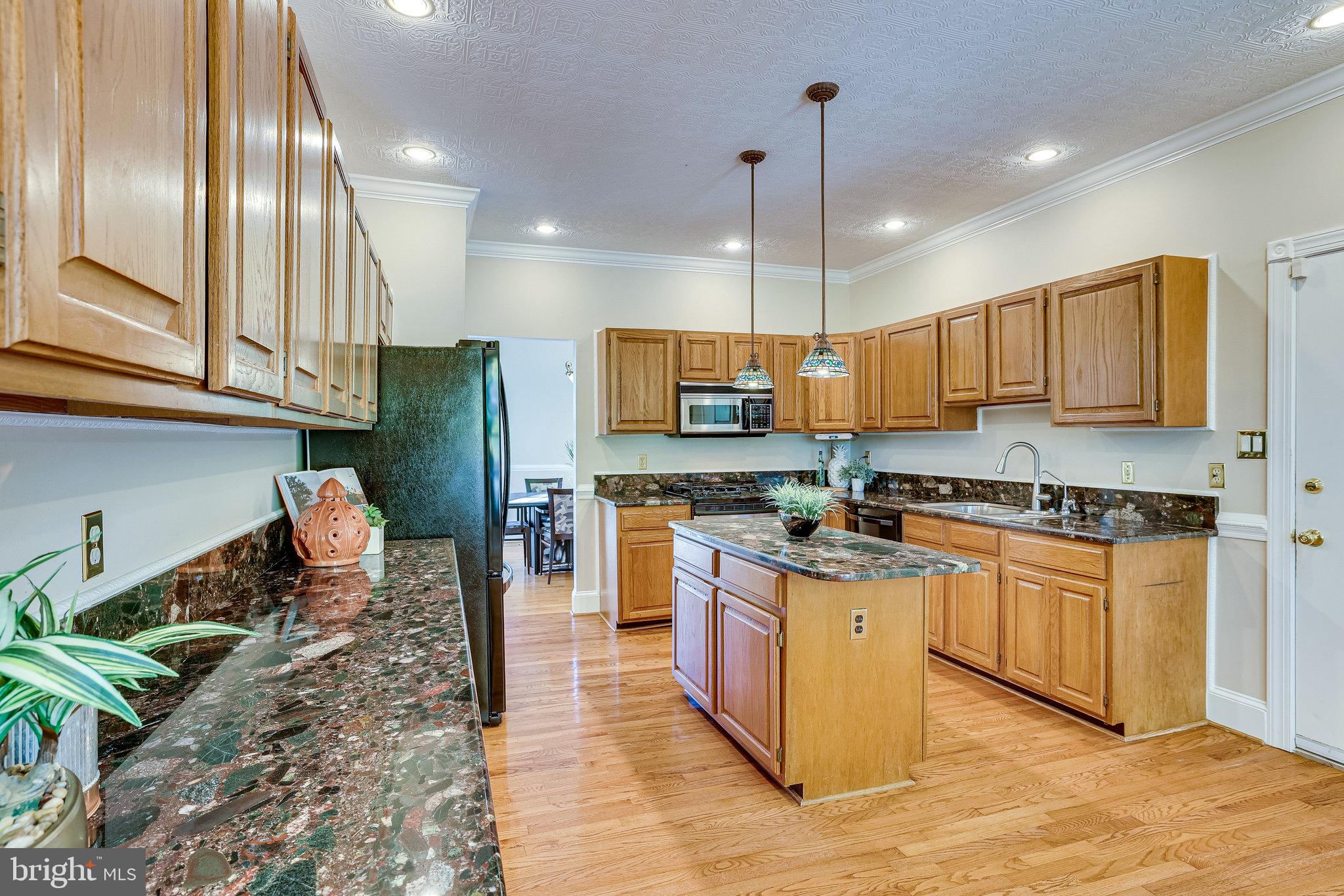 406 Madison Forest Drive Herndon, VA 20170 - Photo 27 of 78 Large kitchen. Gas range.