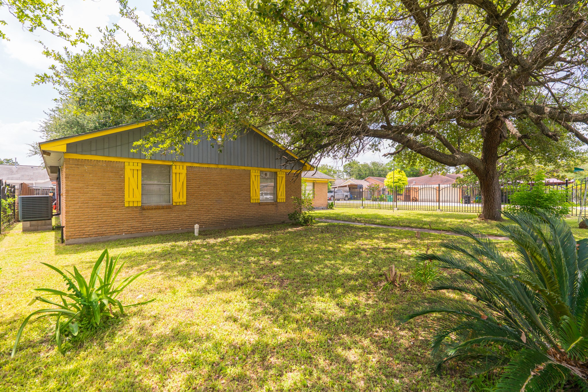 5915 Nordling Road Houston, TX 77076 - Photo 2 of 28