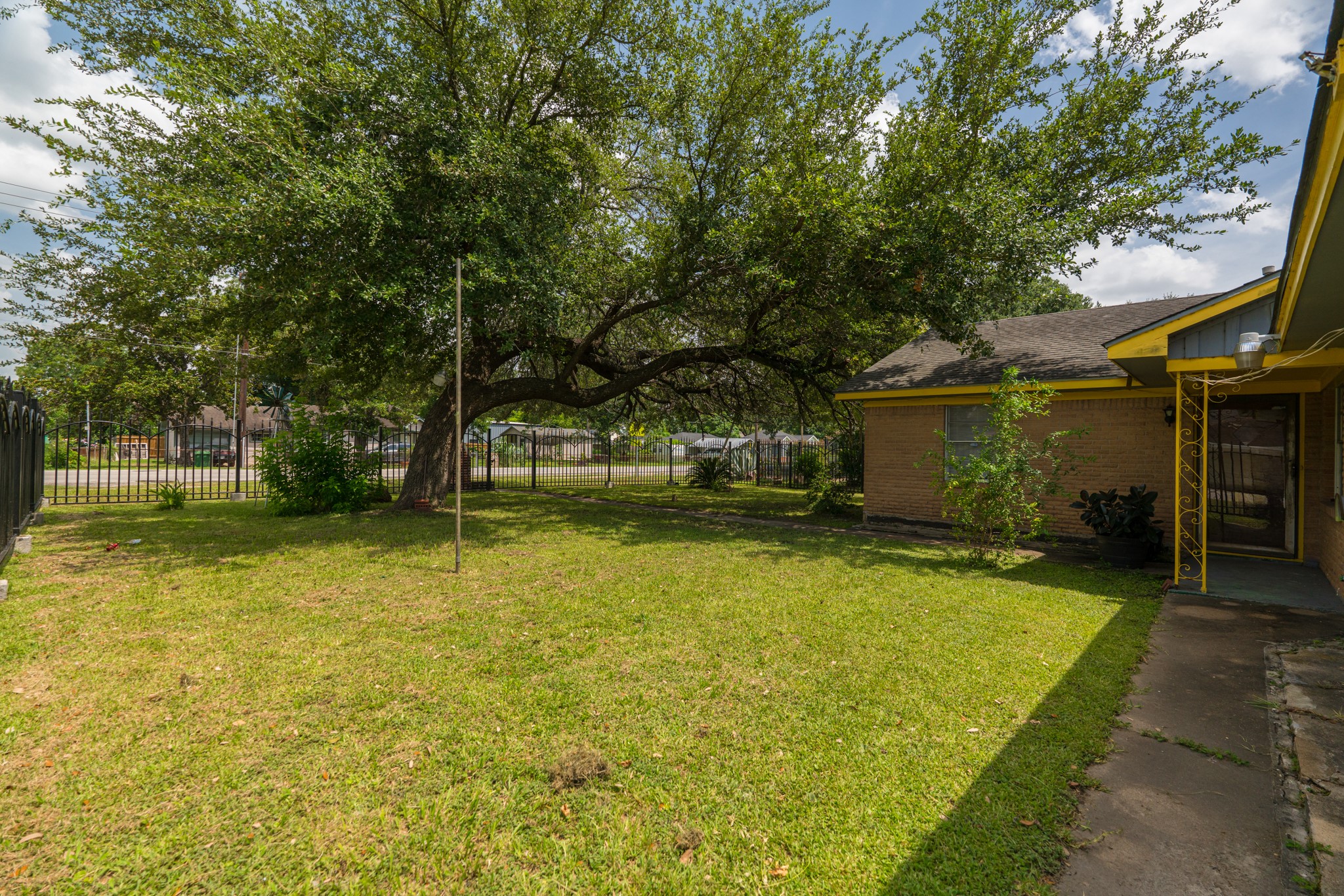 5915 Nordling Road Houston, TX 77076 - Photo 3 of 28