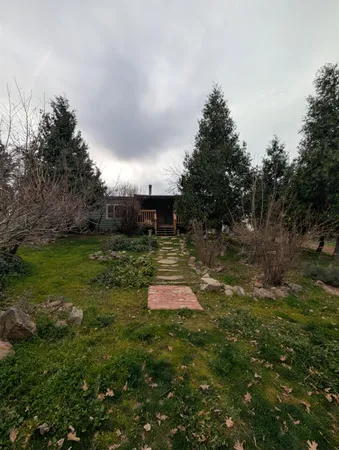 a view of a backyard