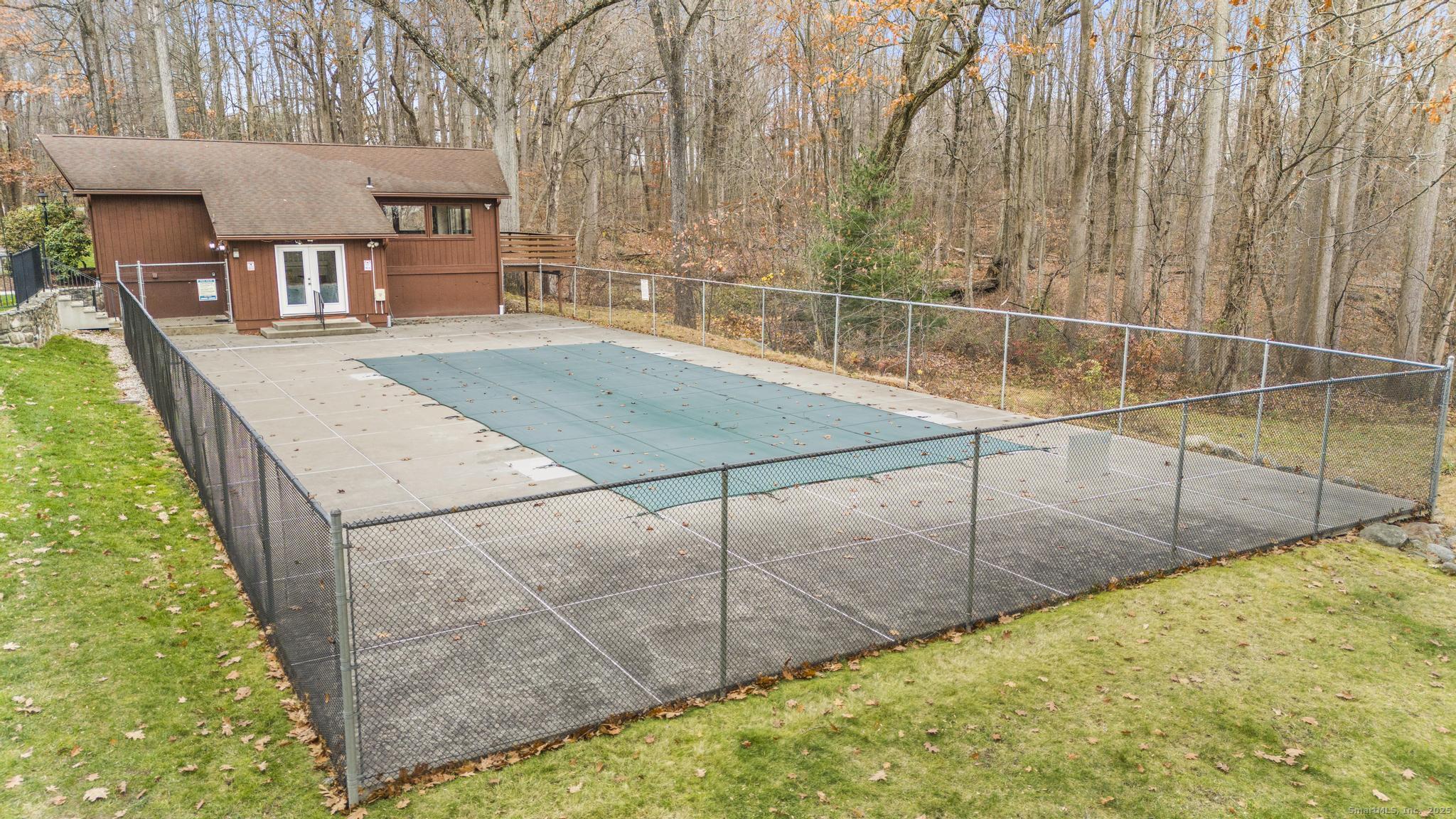 15 Derbyshire, Unit 15 Derby, CT 06418 - Photo 34 of 39 a backyard of a house with table and chairs