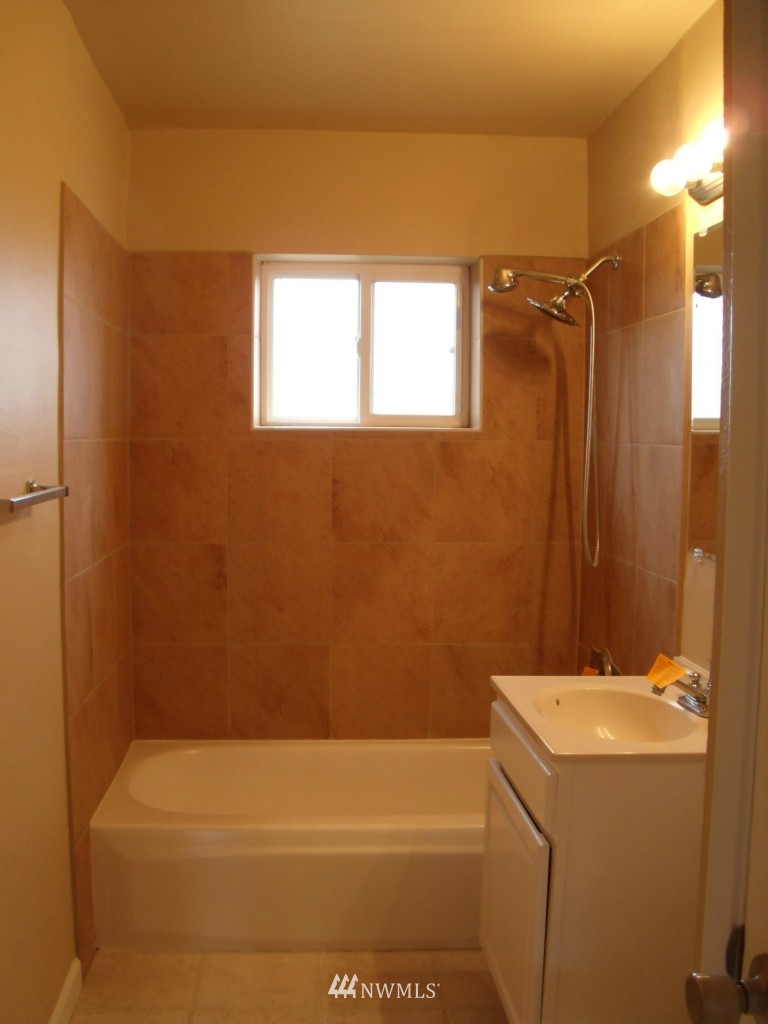 625 Camas Avenue Northeast Renton, WA 98056 - Photo 7 of 9 Gallery Image 7