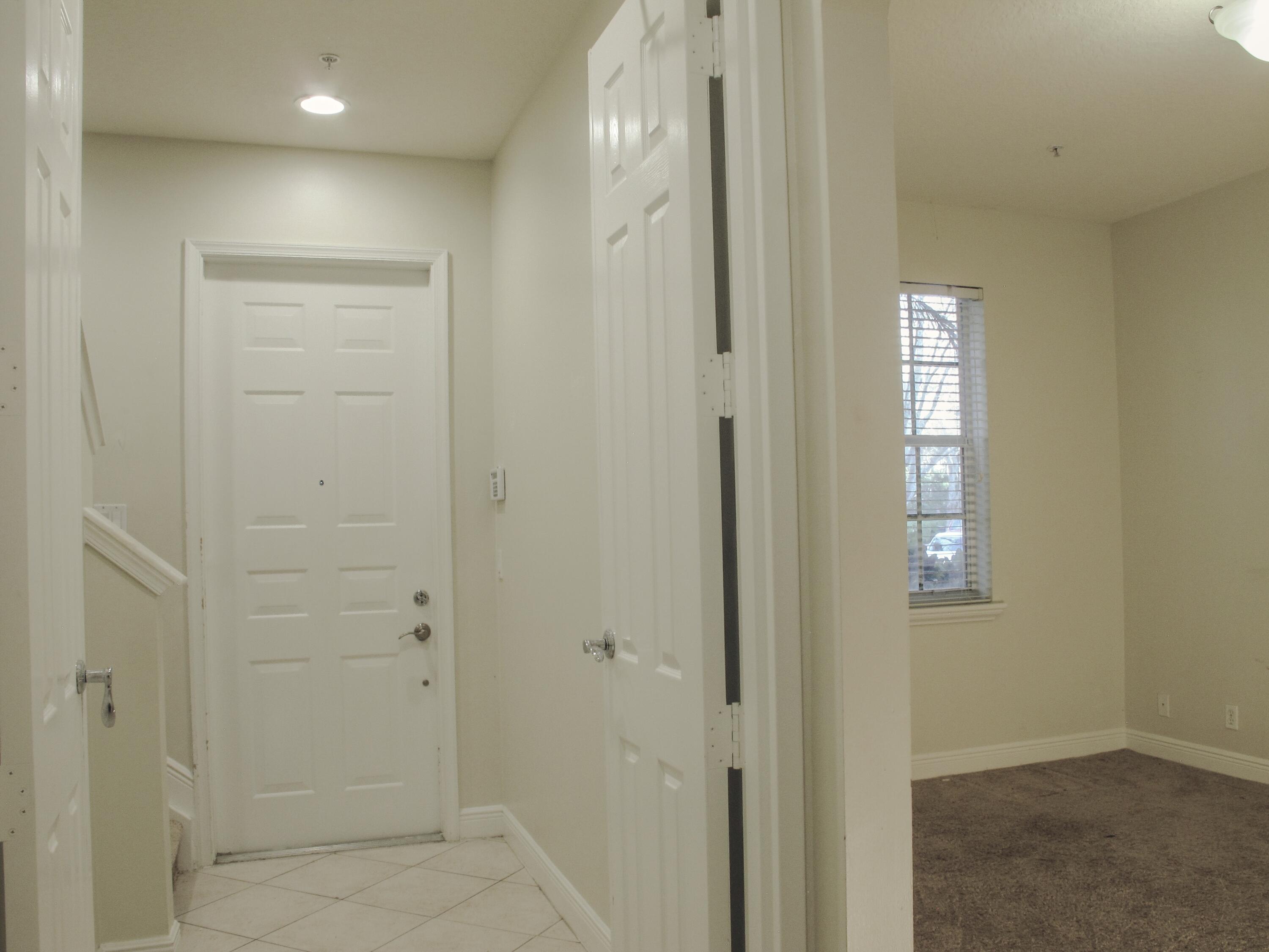 124 Jesup Lane Jupiter, FL 33458 - Photo 7 of 30 Entry/den