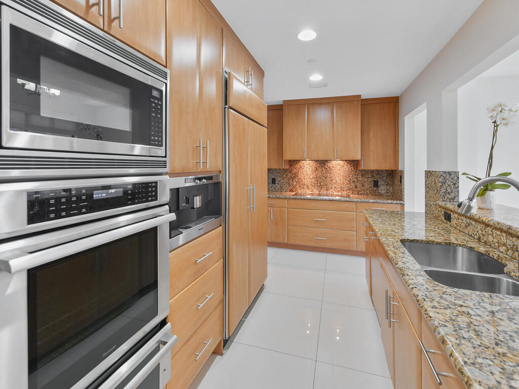 200 East Palmetto Park Road, Unit 17 Boca Raton, FL 33432 - Photo 15 of 44 Kitchen
