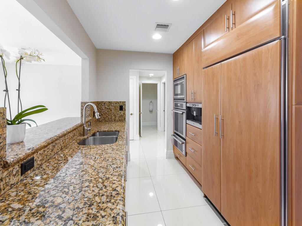 200 East Palmetto Park Road, Unit 17 Boca Raton, FL 33432 - Photo 16 of 44 Kitchen