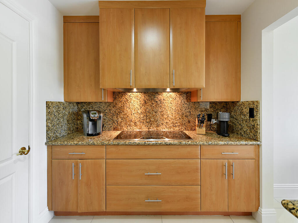 200 East Palmetto Park Road, Unit 17 Boca Raton, FL 33432 - Photo 17 of 44 Kitchen