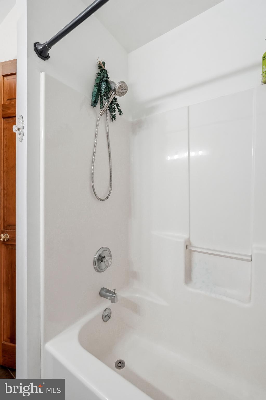 705 Garden Road Pittsgrove, NJ 08318 - Photo 33 of 72 a bathroom with a bath tub