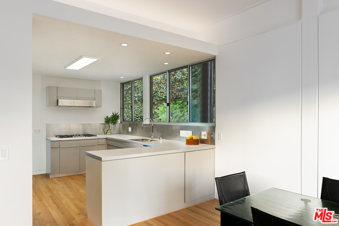 444 Sycamore Road Santa Monica, CA 90402 - Photo 11 of 32