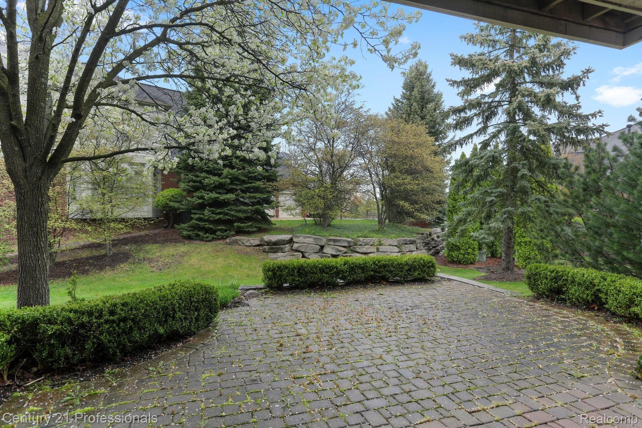 2884 Birnam Court Rochester, MI 48306 - Photo 8 of 37 2884 Birnam ct Oakland twp- 01.jpg