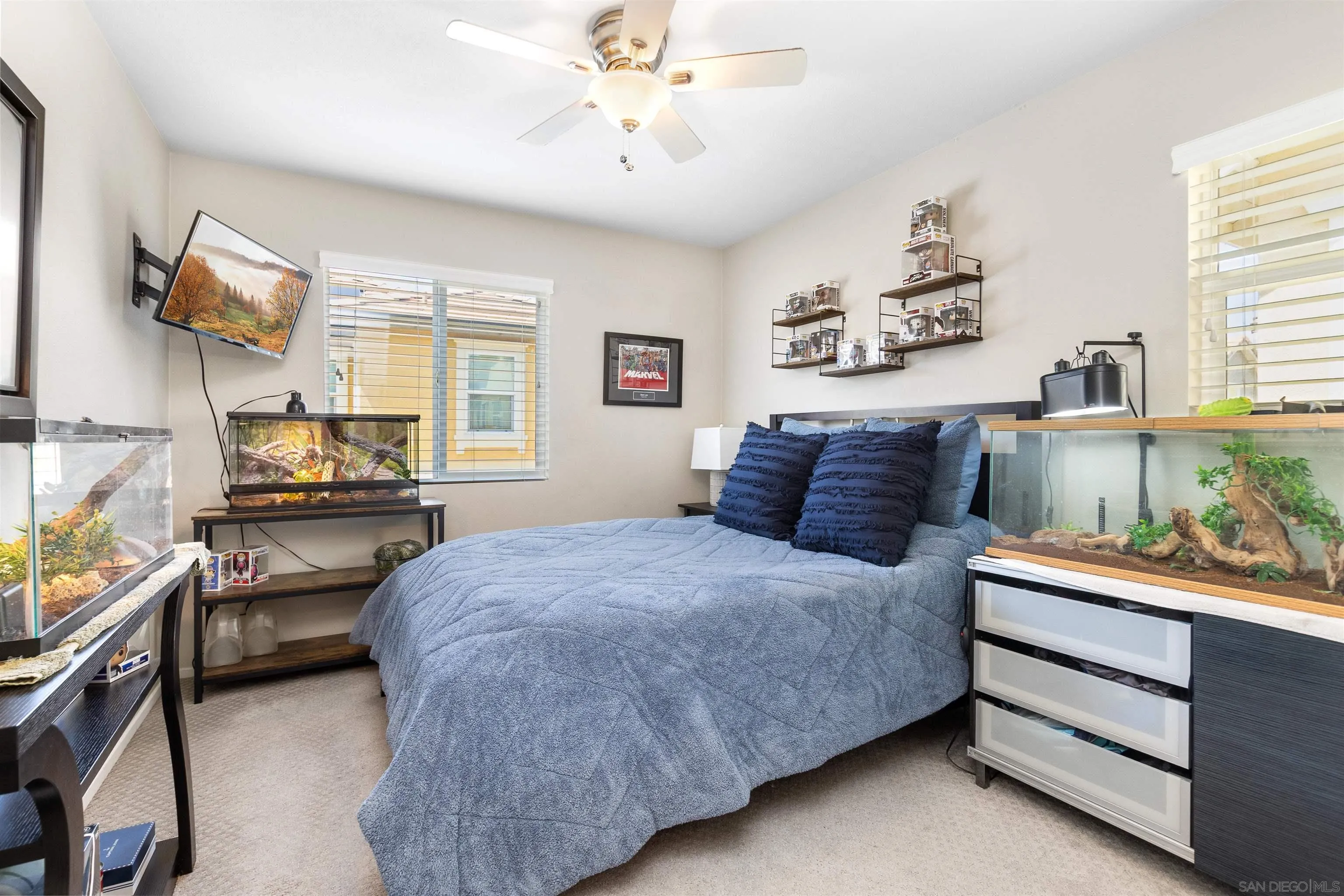 216 Oberlander Way Fallbrook, CA 92028 - Photo 19 of 31 a spacious bedroom with a bed and wooden floor