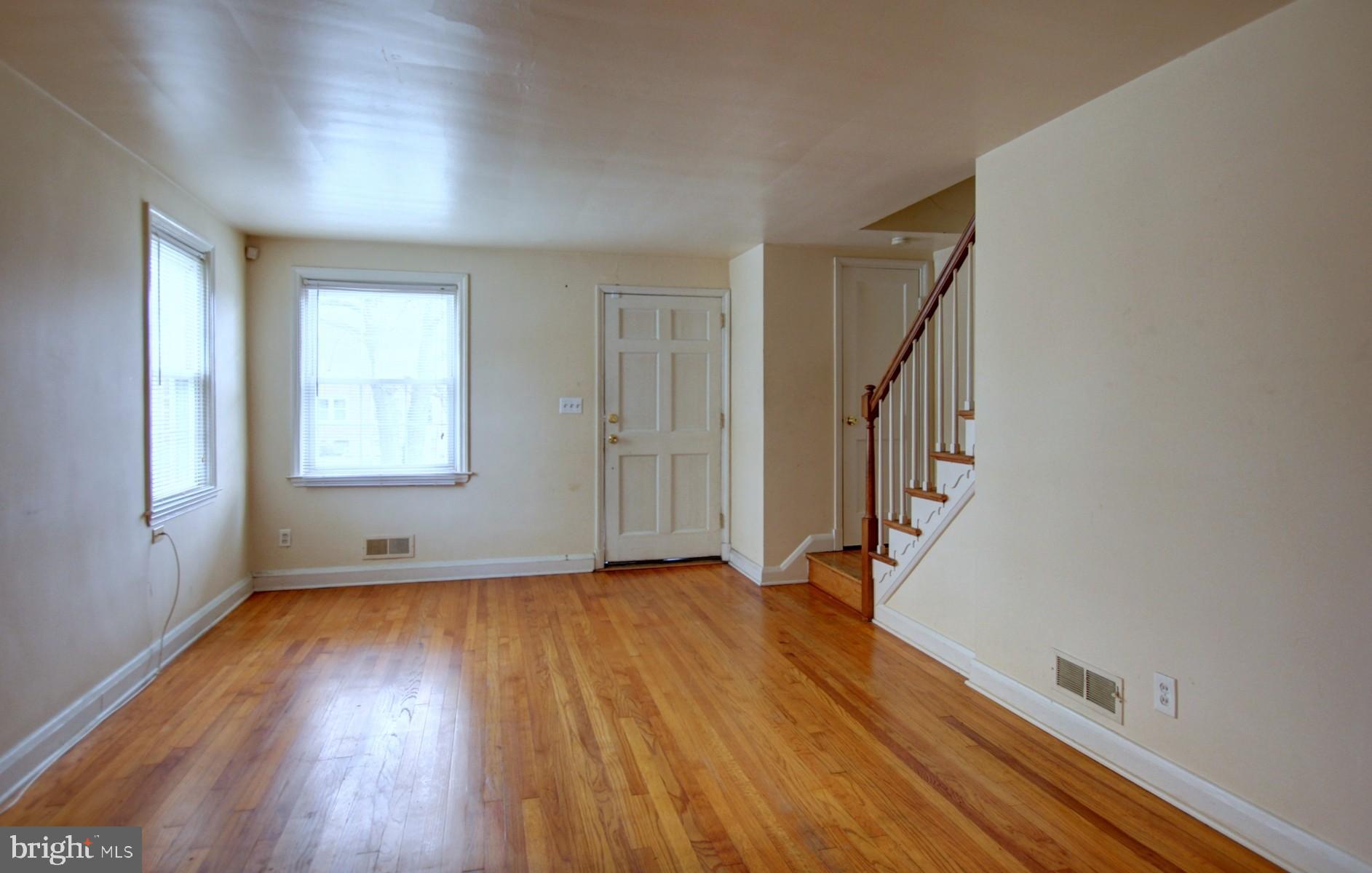 4307 Cedar Garden Road Baltimore, MD 21229 - Photo 3 of 22 Living room