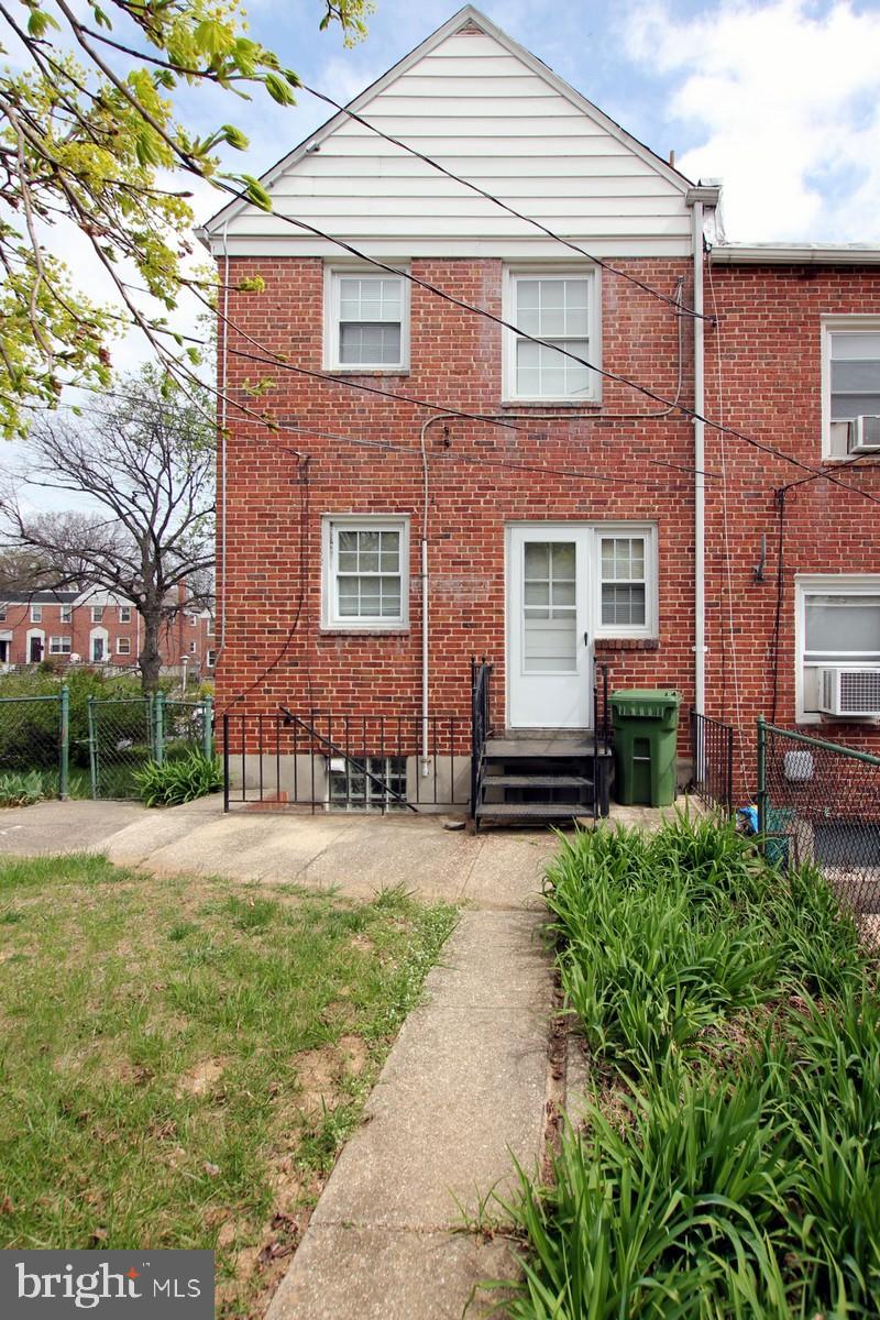 4307 Cedar Garden Road Baltimore, MD 21229 - Photo 21 of 22 Exterior rear