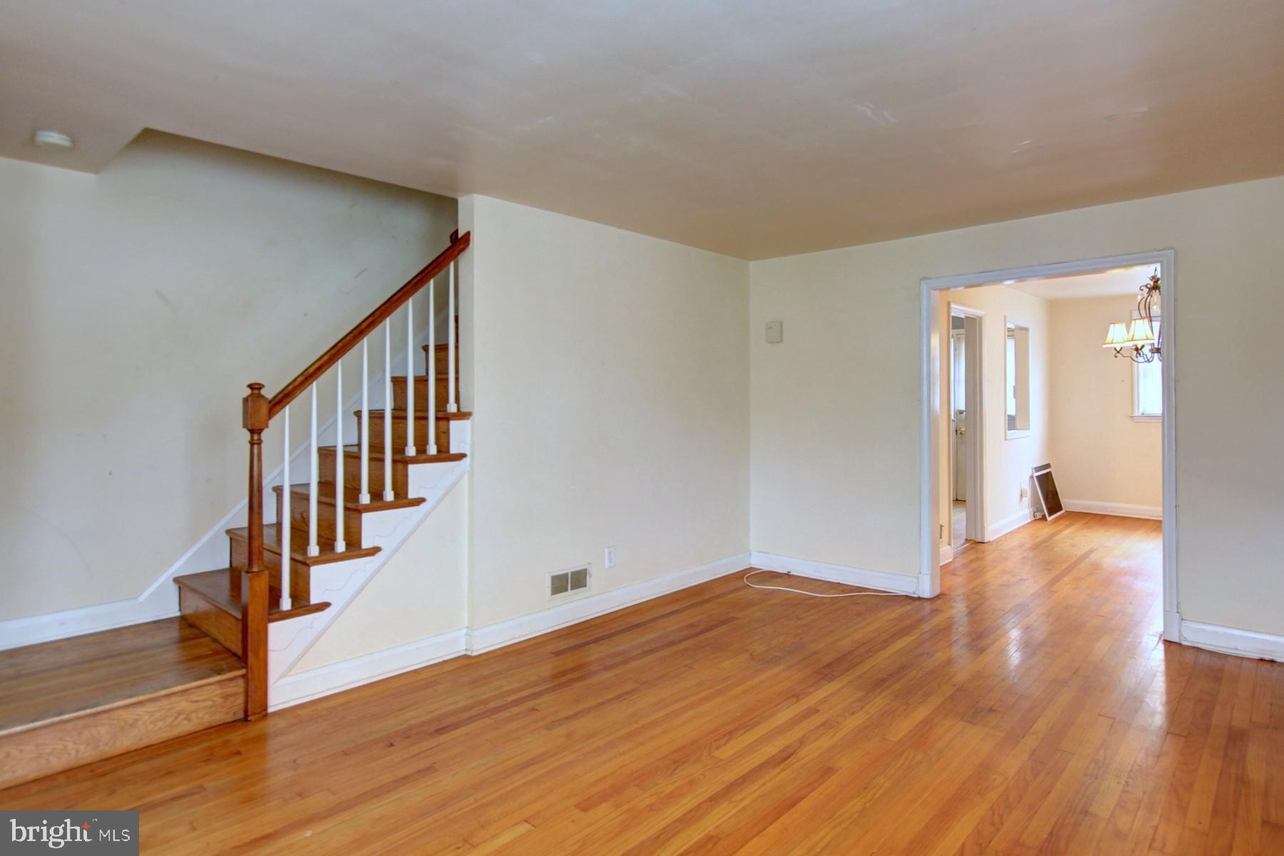 4307 Cedar Garden Road Baltimore, MD 21229 - Photo 4 of 22 Living room