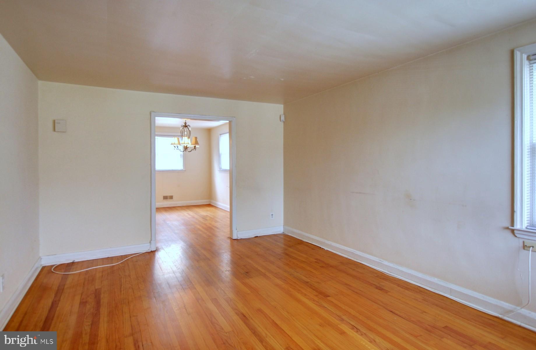 4307 Cedar Garden Road Baltimore, MD 21229 - Photo 5 of 22 Living room