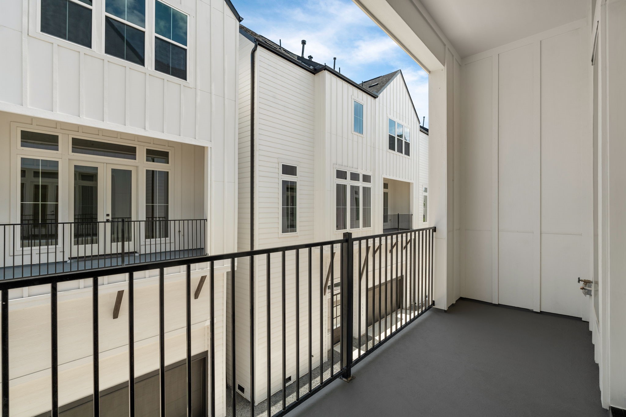 1177 West 19th Street Houston, TX 77008 - Photo 36 of 40 a view of a building from a stairs