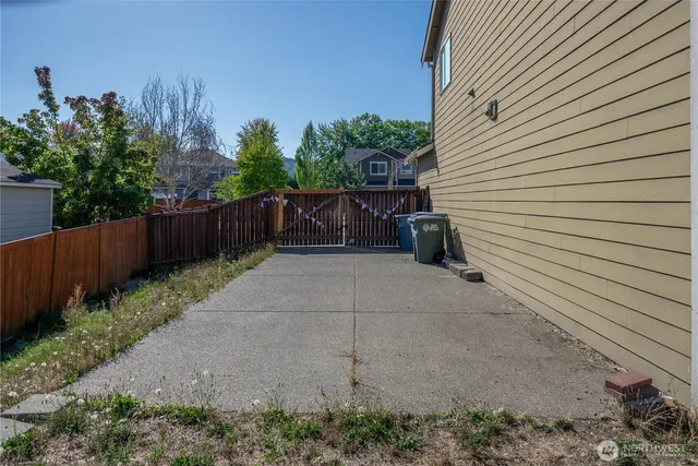 a view of a back yard
