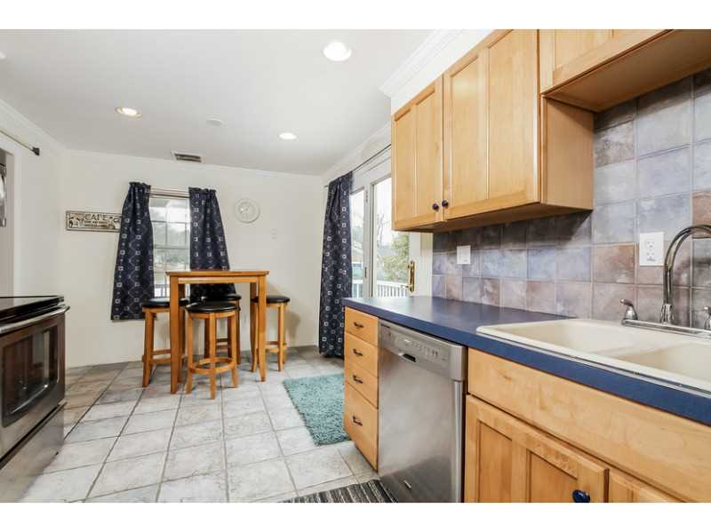 105 Angell Road Narragansett, RI 02882 - Photo 7 of 17 Kitchen.