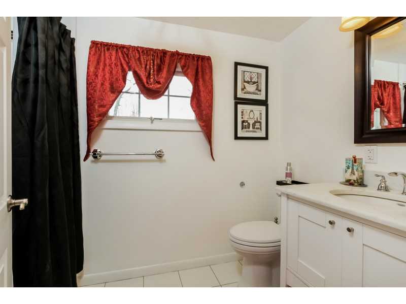 105 Angell Road Narragansett, RI 02882 - Photo 9 of 17 Bathroom.