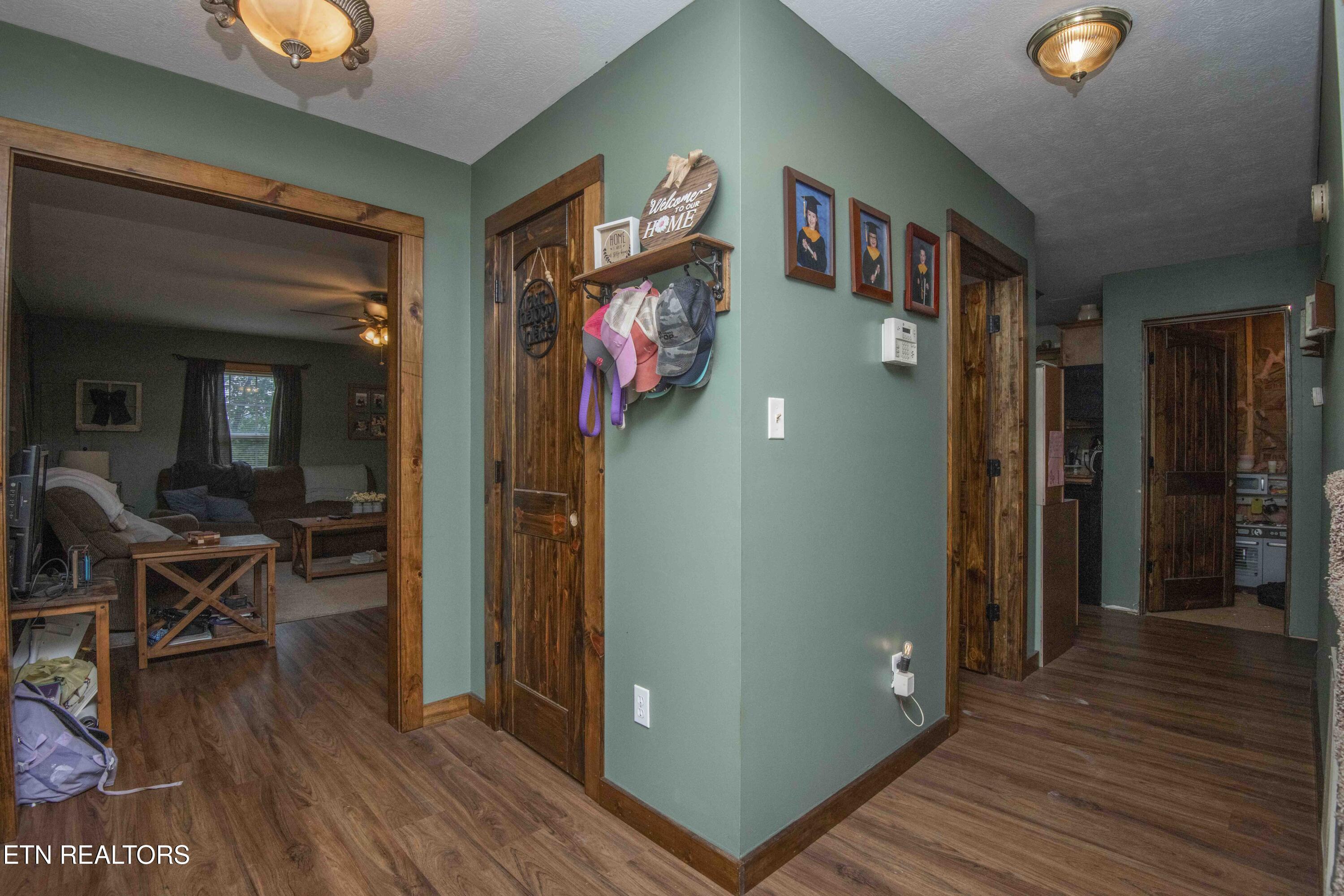 469 Old Dutch Valley Road Clinton, TN 37716 - Photo 6 of 47 foyer_1