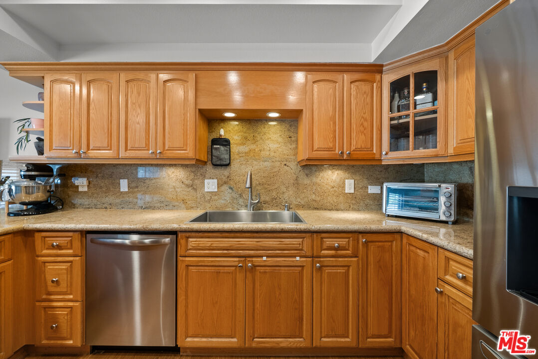 18435 Keswick Street, Unit 8 Reseda, CA 91335 - Photo 8 of 42