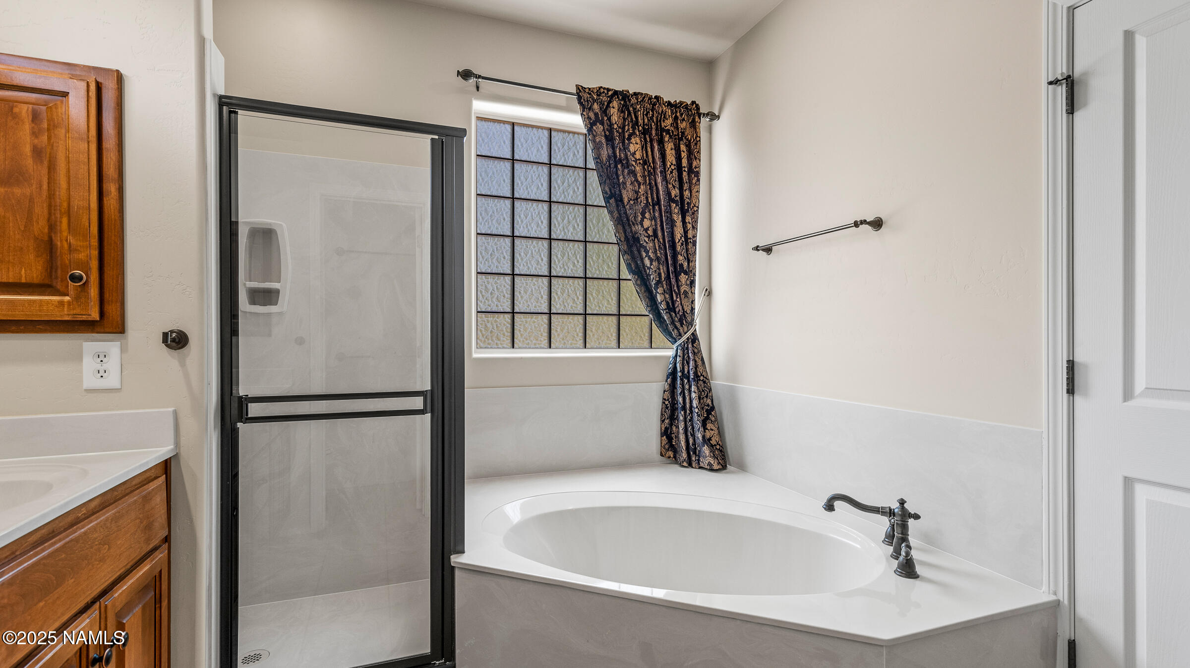 620 Brookline Loop Williams, AZ 86046 - Photo 13 of 38 a bathroom with a bathtub and a shower