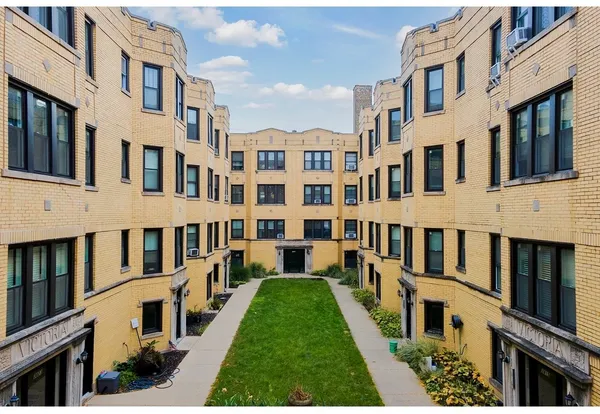 $1,795 | 3819.5 North Greenview Avenue, Unit 2W, Chicago, IL 60613