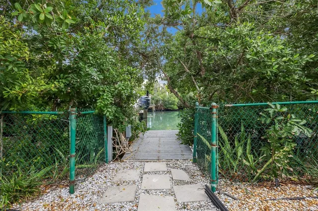 $1,950,000 | 413 Poinsettia Road, Anna Maria, FL 34216