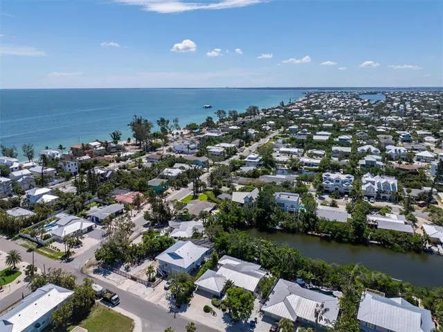 $1,950,000 | 413 Poinsettia Road, Anna Maria, FL 34216