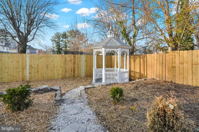 a view of a yard with a house