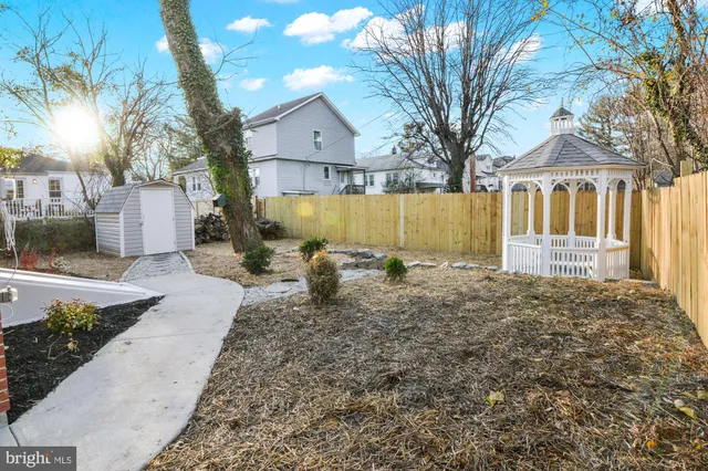 a view of backyard of the house