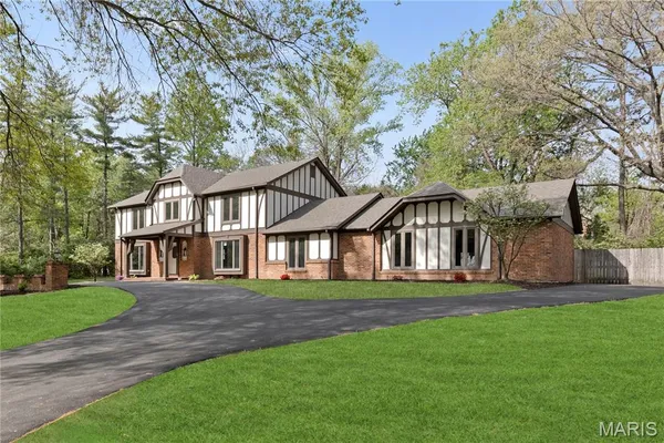 $1,150,000 | 123 Pinehurst Estates Drive, Creve Coeur, MO 63141
