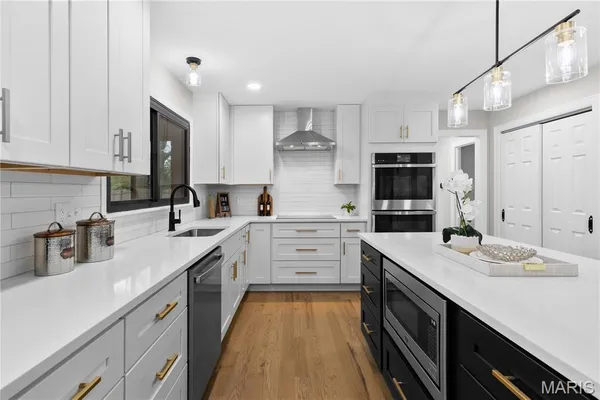$1,150,000 | 123 Pinehurst Estates Drive, Creve Coeur, MO 63141