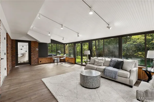$1,150,000 | 123 Pinehurst Estates Drive, Creve Coeur, MO 63141