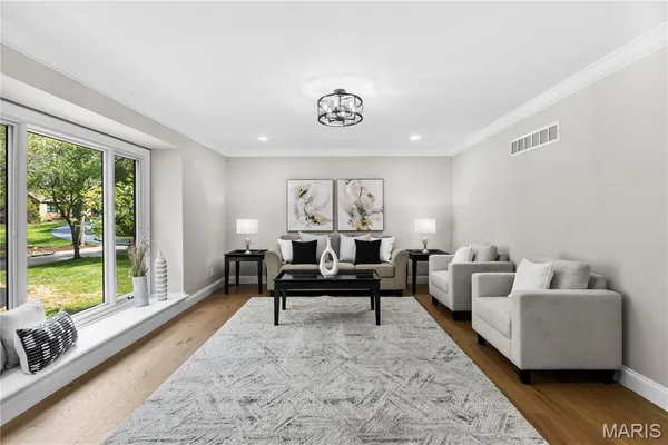 $1,150,000 | 123 Pinehurst Estates Drive, Creve Coeur, MO 63141