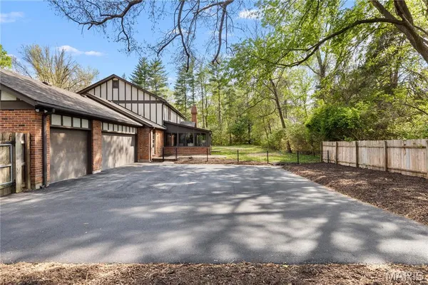$1,150,000 | 123 Pinehurst Estates Drive, Creve Coeur, MO 63141