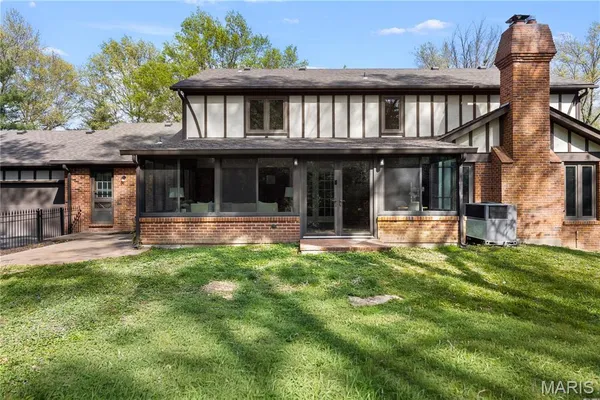 $1,150,000 | 123 Pinehurst Estates Drive, Creve Coeur, MO 63141